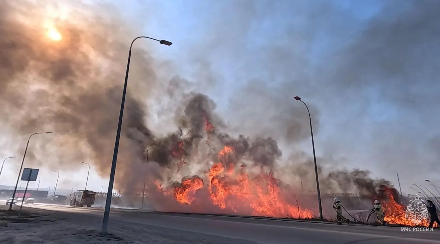 В районе Феодосии бушует крупный пожар: спасателям удалось ликвидировать открытый огонь