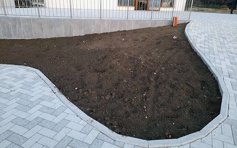 Двадцатый курортный сезон часть набережной парка Победы остается в захламленном состоянии