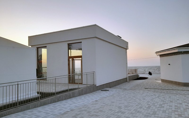 Двадцатый курортный сезон часть набережной парка Победы остается в захламленном состоянии