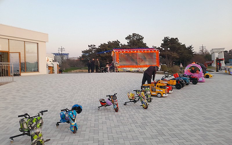 Двадцатый курортный сезон часть набережной парка Победы остается в захламленном состоянии