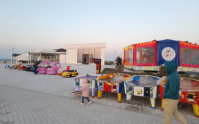 Двадцатый курортный сезон часть набережной парка Победы остается в захламленном состоянии