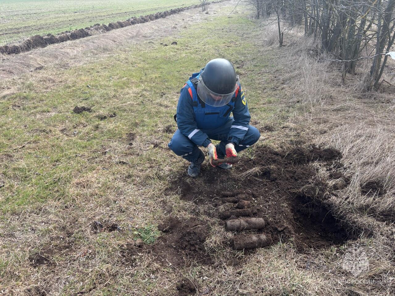 Пиротехники обезвредили восемь взрывоопасных предметов в Ленинском районе на востоке Крыма