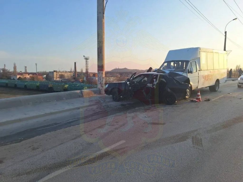 В Керчи легковушка влетела в маршрутку: есть погибший и пострадавший