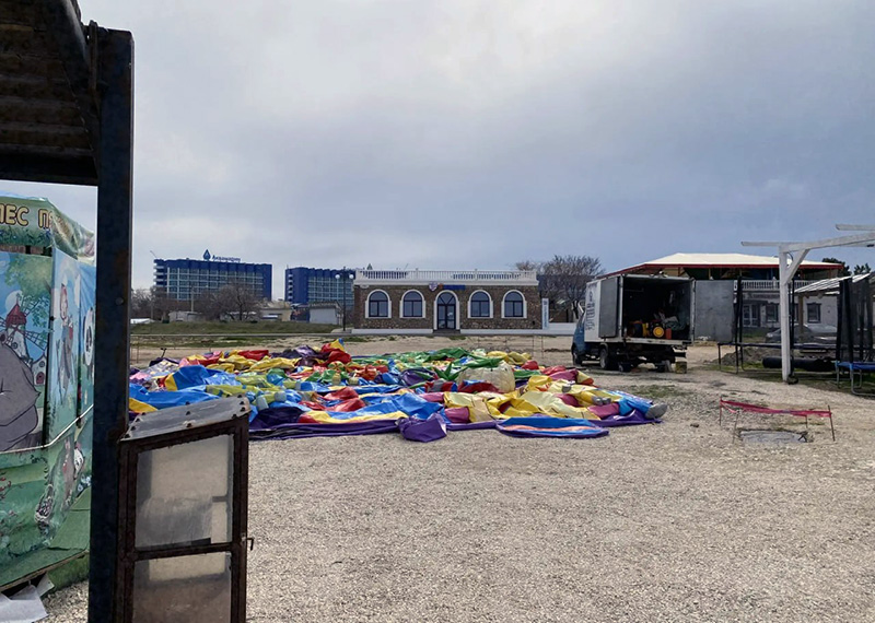 Двадцатый курортный сезон часть набережной парка Победы остается в захламленном состоянии