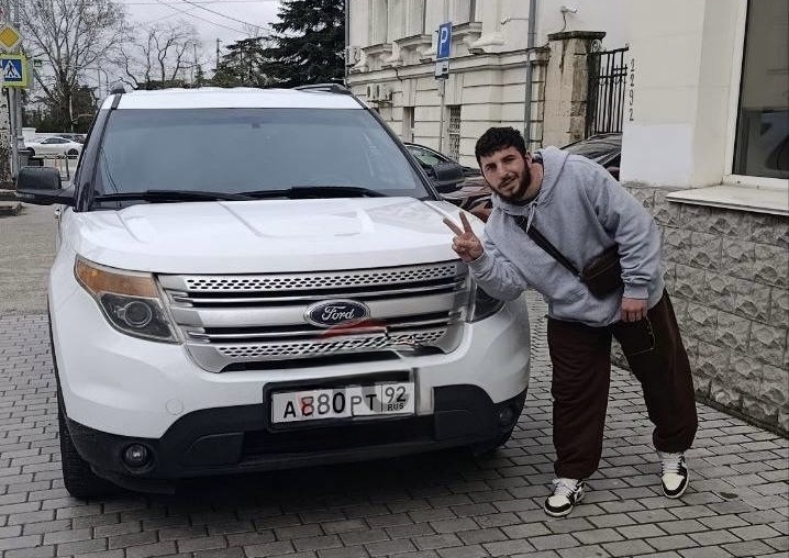 В Севастополе оштрафован водитель, устроивший фотосессию на тротуаре