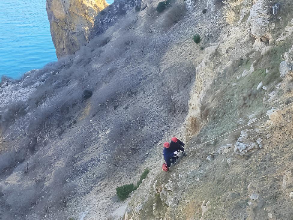 В Севастополе на скалах Фиолент на 15-метровой высоте застряла девушка