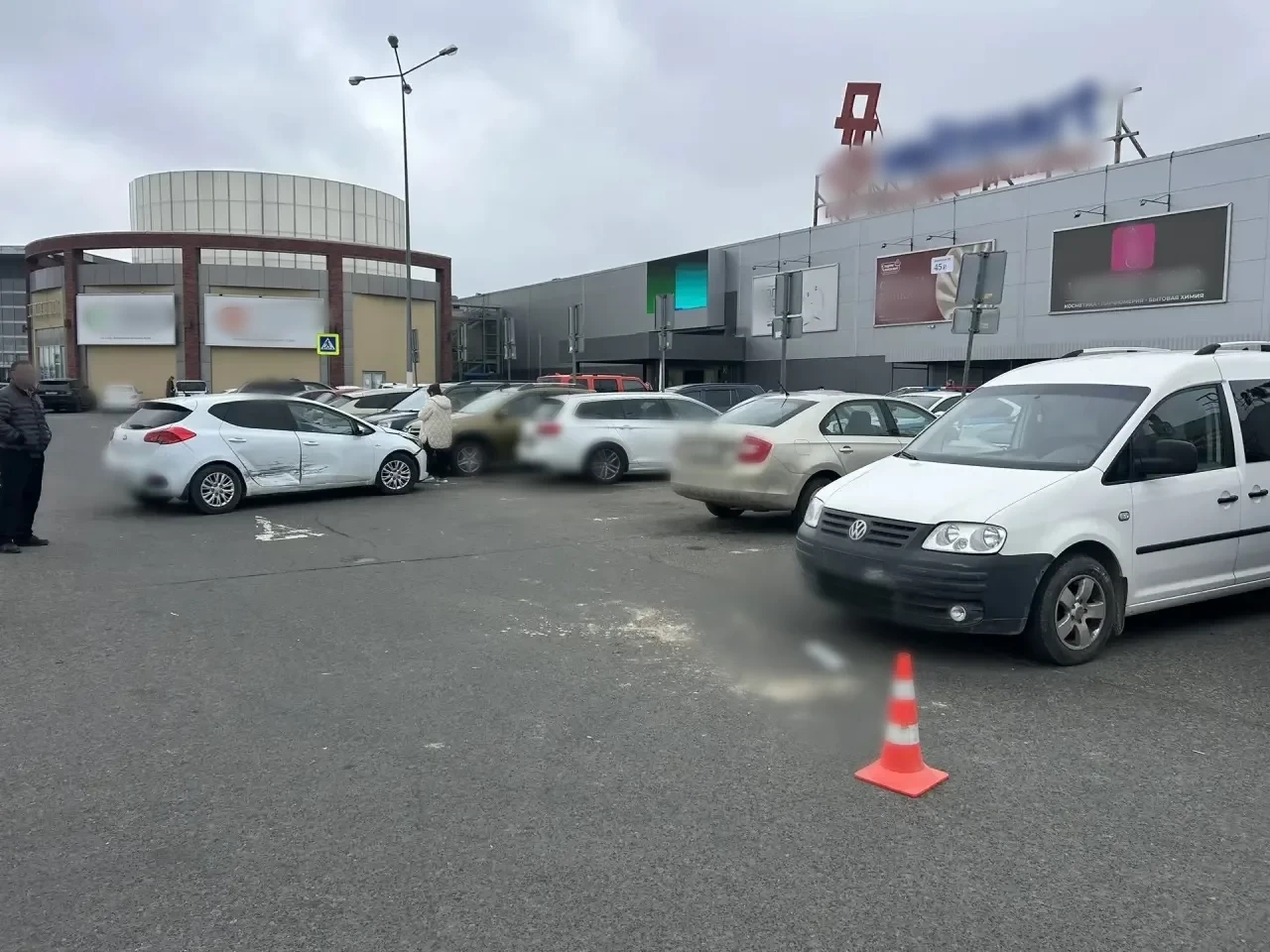 В Симферополе иномарка на парковке столкнулась с тремя автомобилями, пострадал ребенок