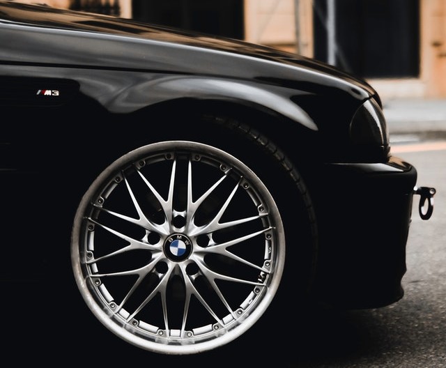 Чиновницу в Крыму приговорили к колонии за взятки в виде BMW и крупной суммы денег