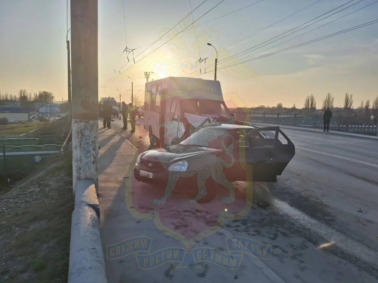 В Керчи легковушка влетела в маршрутку: есть погибший и пострадавший