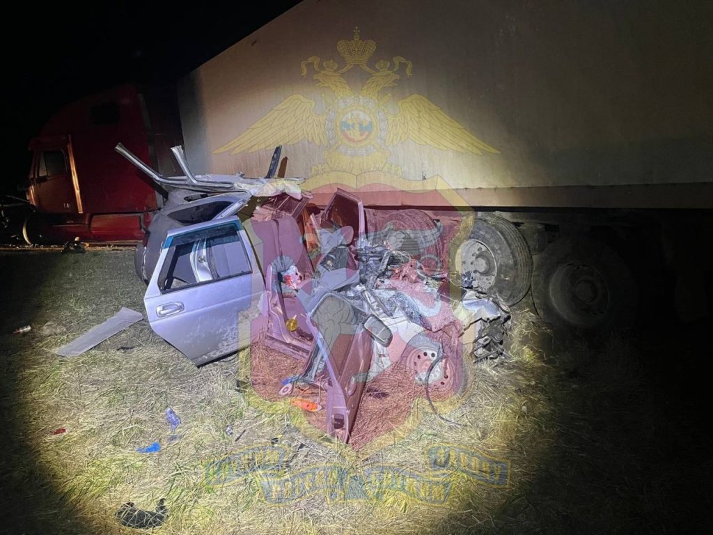 В Крыму нетрезвый водитель фуры столкнулся с легковушкой, пострадали четыре человека