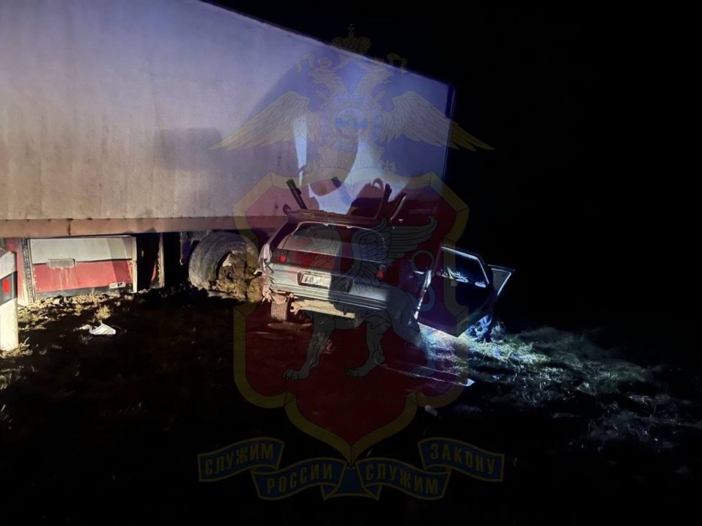 В Крыму нетрезвый водитель фуры столкнулся с легковушкой, пострадали четыре человека