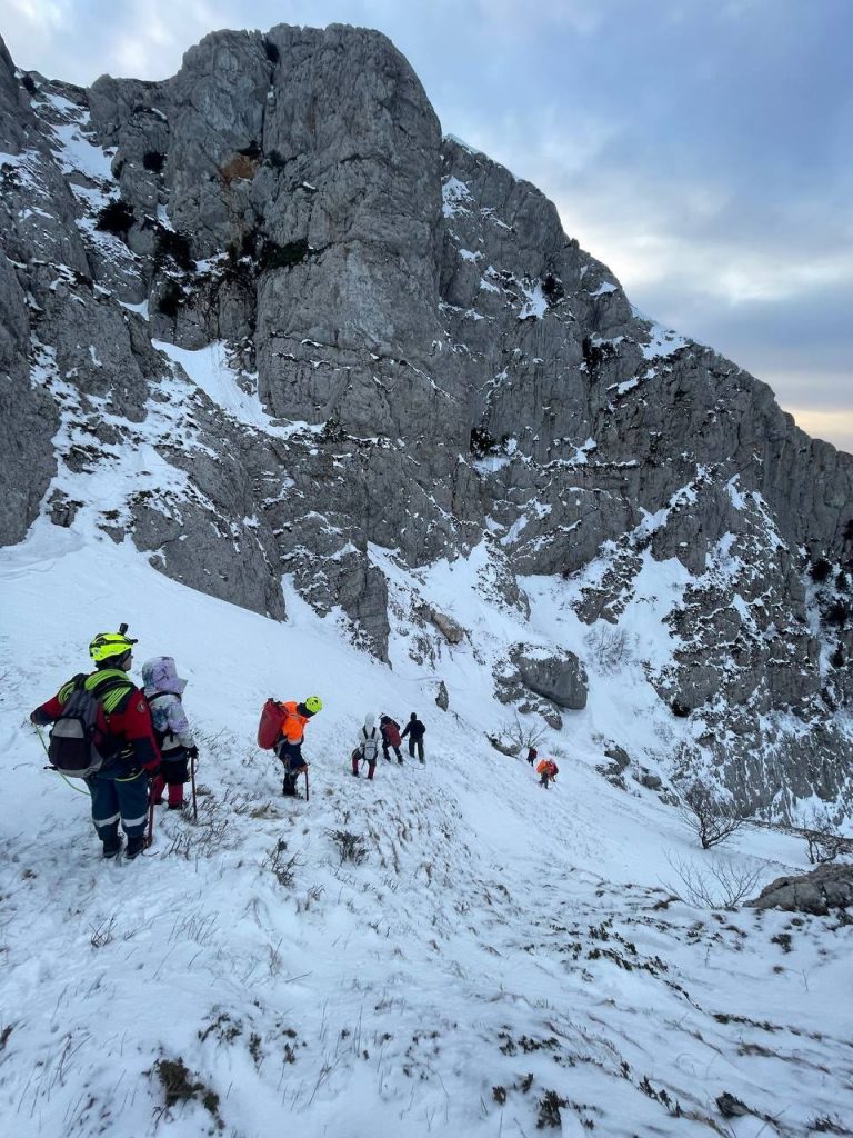 В Крыму туристы застряли в обледенелом ущелье Холодный кулуар