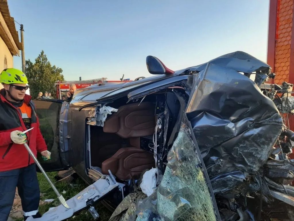 В Крыму автомобиль вылетел с трассы и перевернулся, погиб пассажир