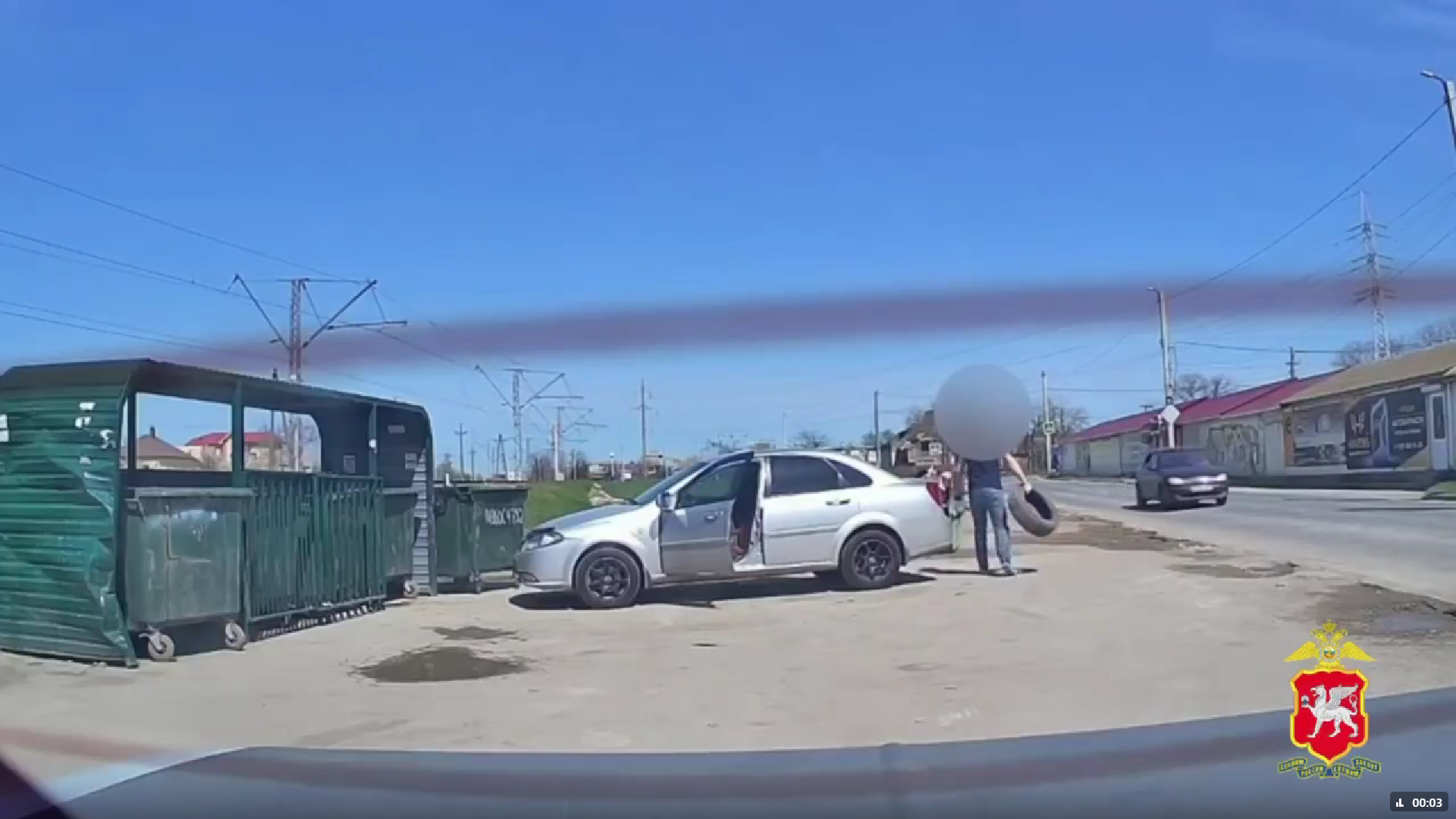 Крымчанина наказали за выброшенные в мусорные контейнеры автомобильные шины