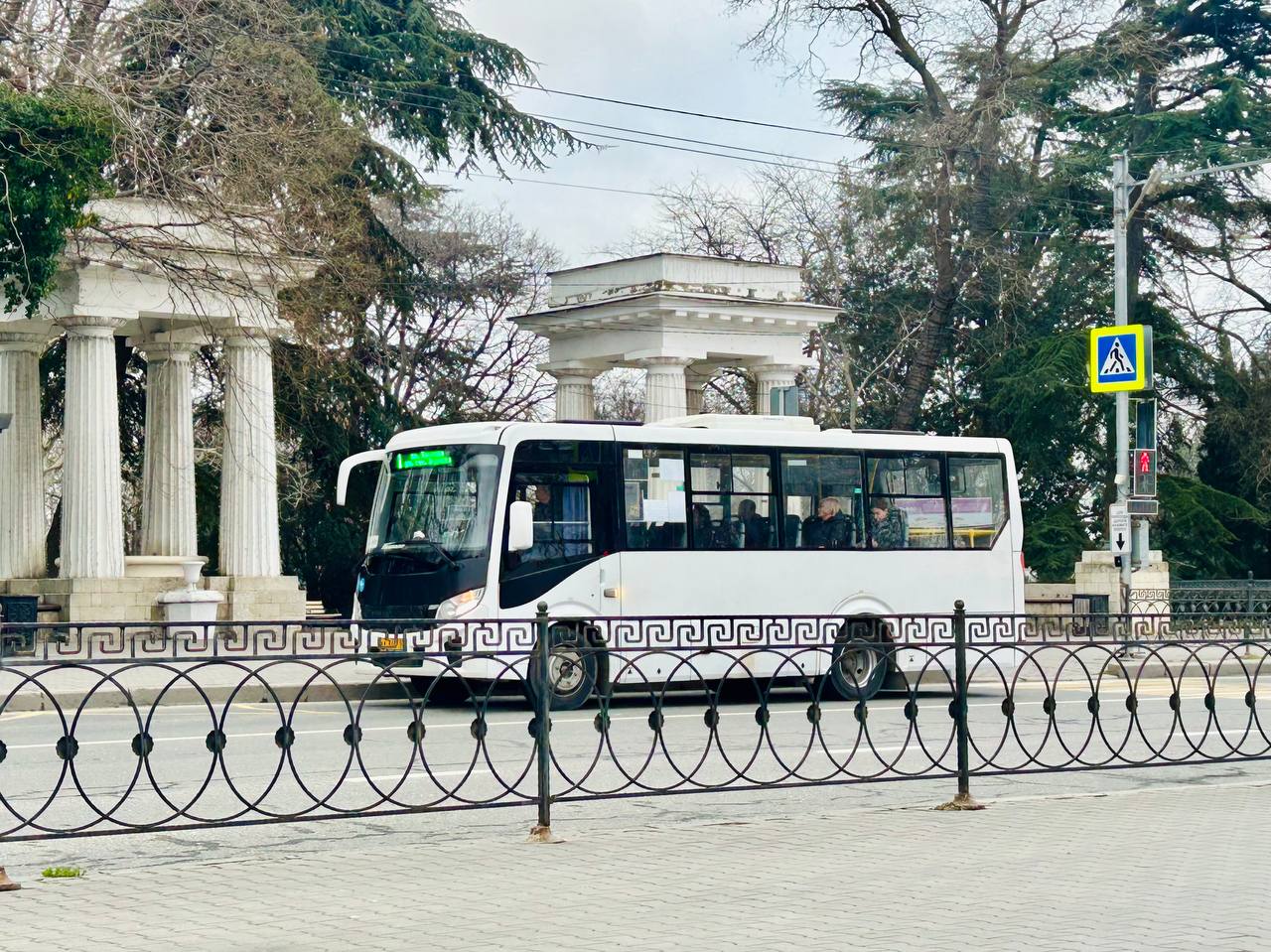 В Севастополе обломки БПЛА упали на общественный транспорт и пробили крышу автобуса