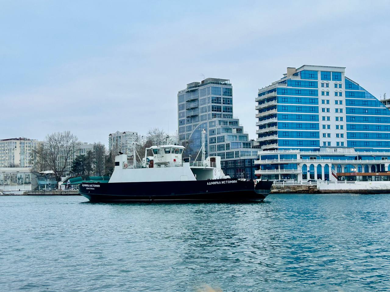 В Севастополе непогода остановила паром