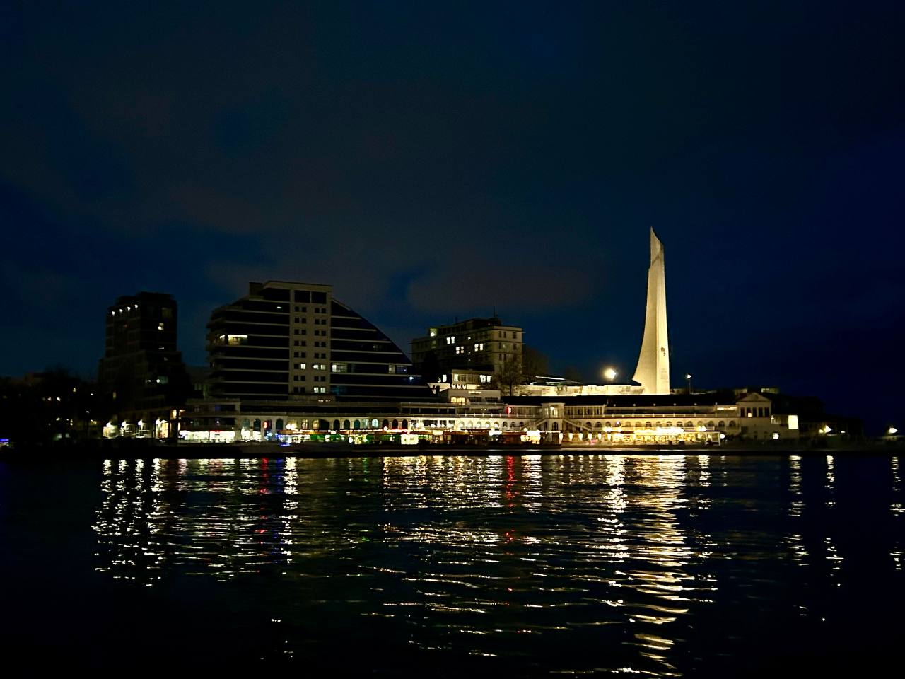 В Севастополе в результате атаки ВСУ повреждены 34 многоквартирных и 17 частных домов