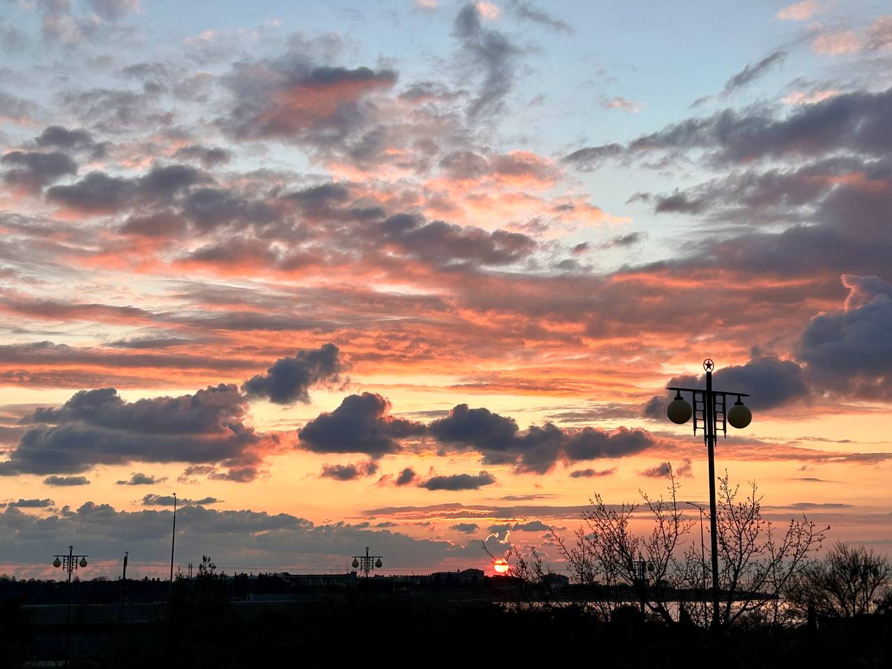 В Севастополе за ночь сбили 12 БПЛА, повреждены два автомобиля