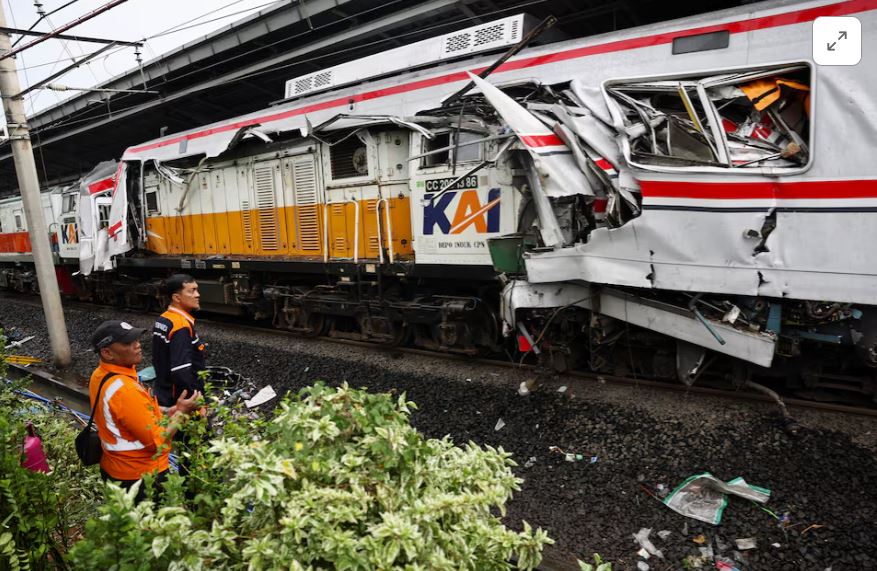 14 человек погибли при столкновении поездов в Индонезии