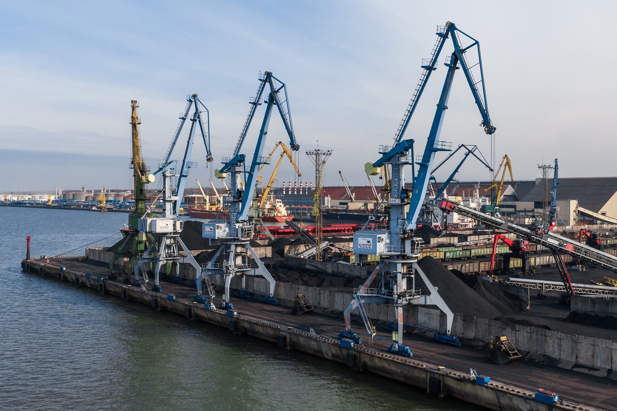 Над Крымом и другими регионами РФ сбиты 112 БПЛА, в Туапсе в результате атаки на порт есть жертвы