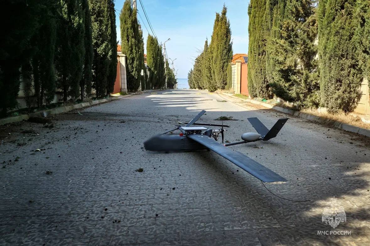 Сбиты 11 БПЛА: в Севастополе средствами РЭБ беспилотник посажен на дорогу