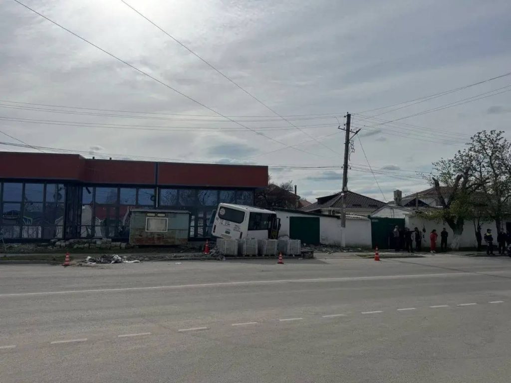Водителю стало плохо: в Крыму автобус с пассажирами врезался в дом