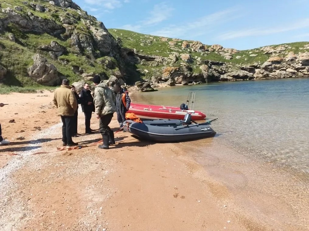 На востоке Крыма в открытое море унесло трех человек на резиновой лодке