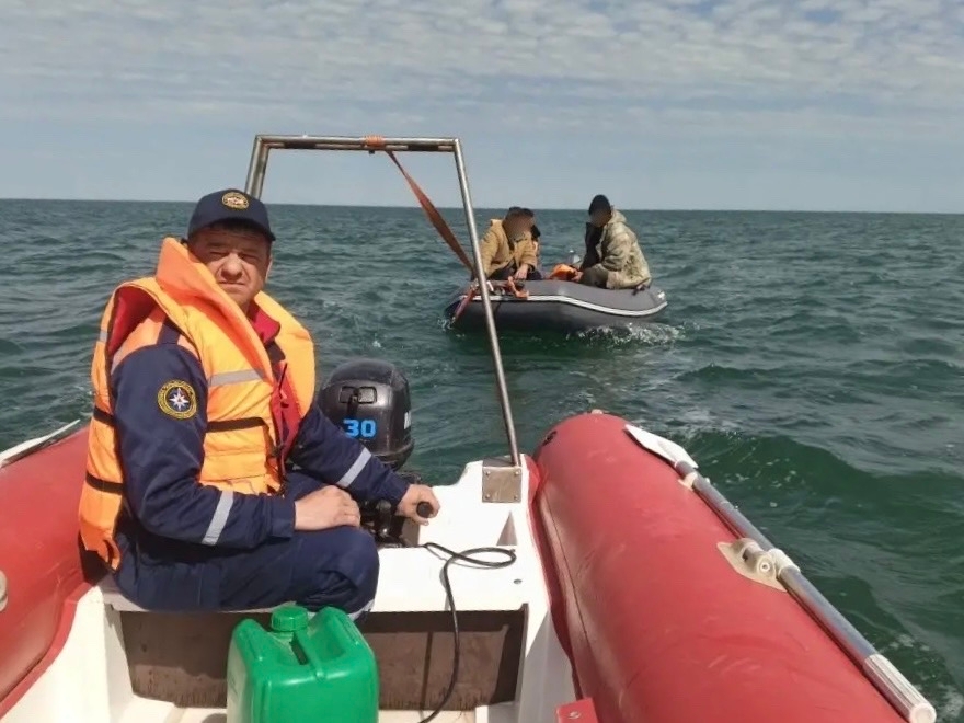 На востоке Крыма в открытое море унесло трех человек на резиновой лодке