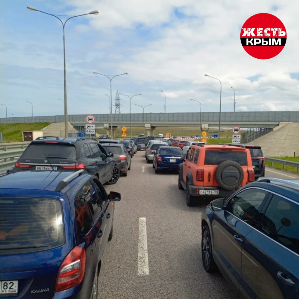 В очереди на подходах к Крымскому мосту после возобновления движения стоят почти 1400 авто