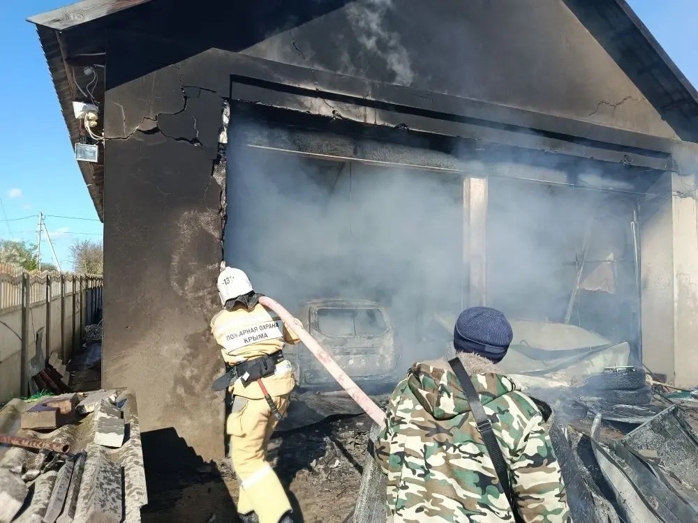 В Крыму сгорел гараж вместе с иномаркой