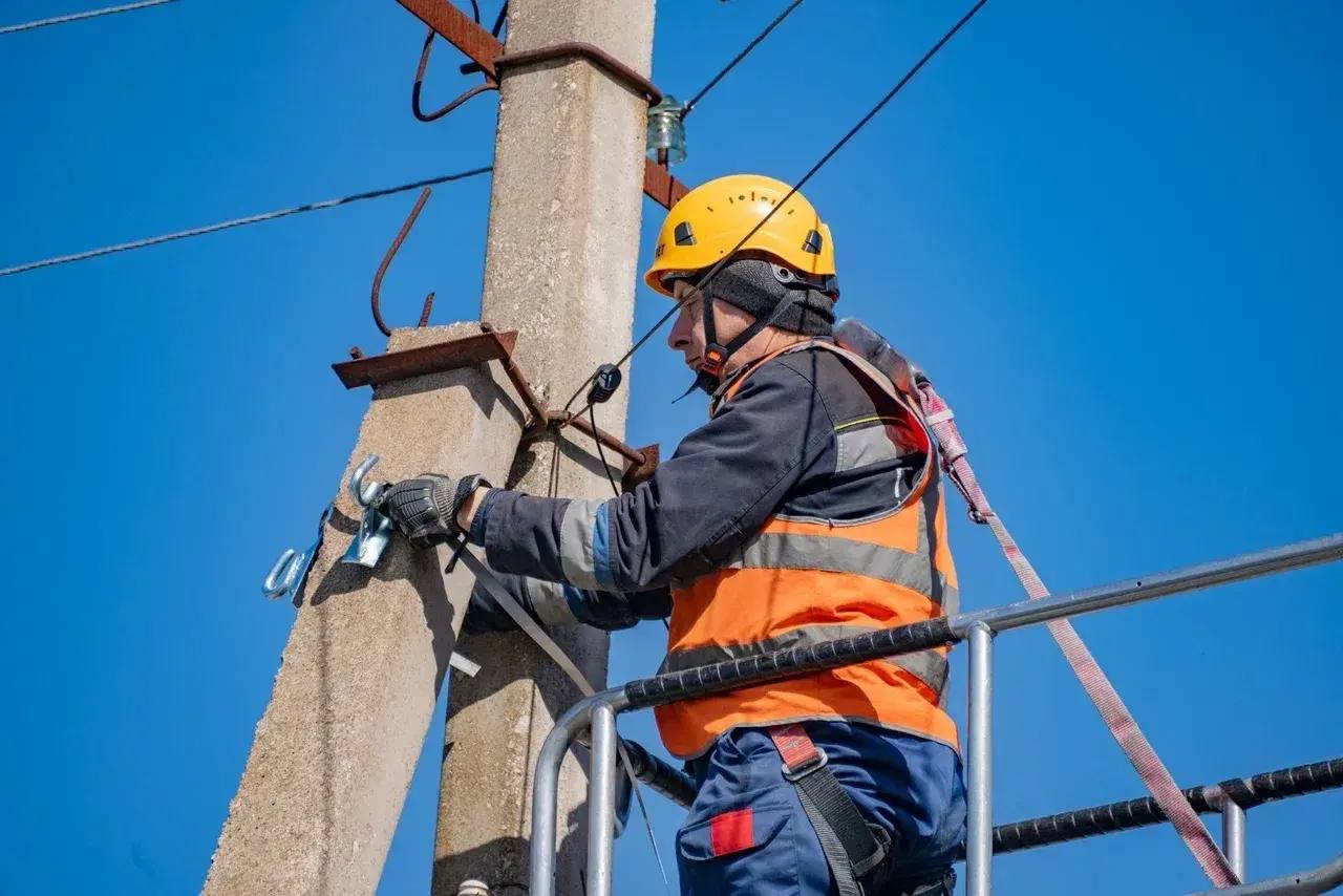 В пяти районах Крыма и Евпатории отсутствует электроснабжение из-за нарушений в магистральных сетях