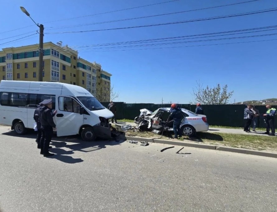 В Крыму маршрутка столкнулась с машиной автошколы, пострадали семь человек