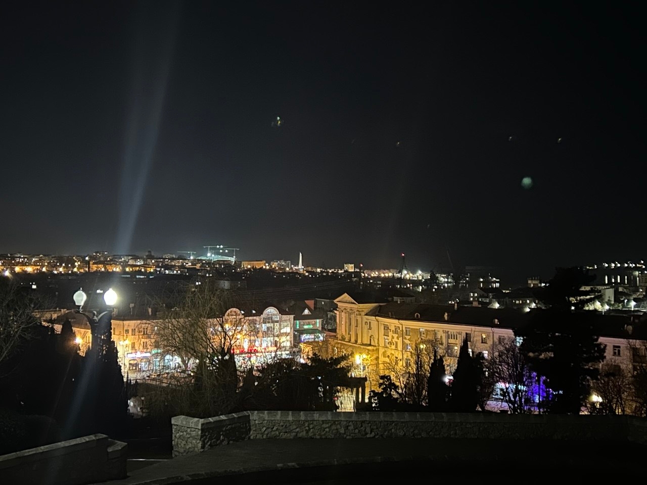 В Севастополе сбиты девять дронов ВСУ, горожан просят отойти от окон