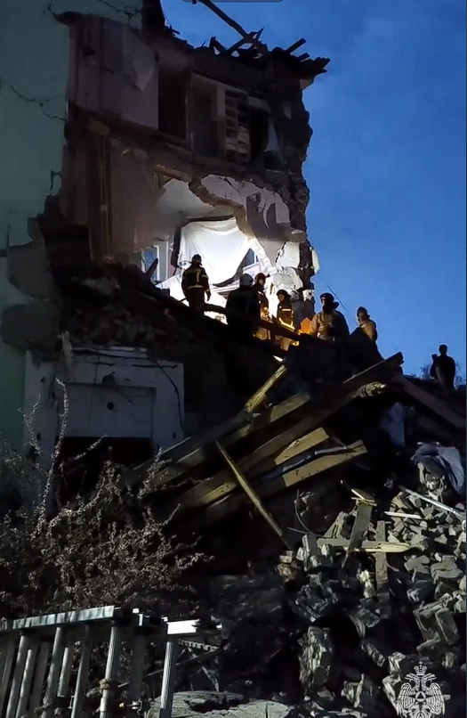 Над Крымом и другими регионами РФ сбиты 155 БПЛА, в Сызрани из-за атаки обрушился подъезд многоэтажки