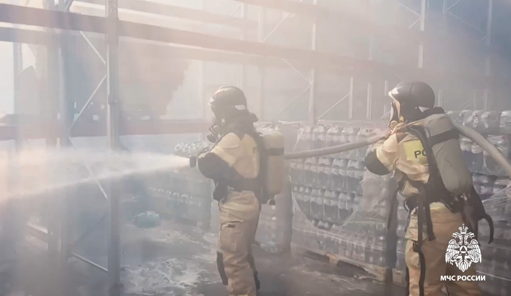 Огонь полыхал на 1000 квадратных метров: в Симферополе потушили торговый склад