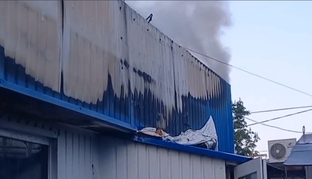 В Феодосии потушили пожар на «Крымском рынке»