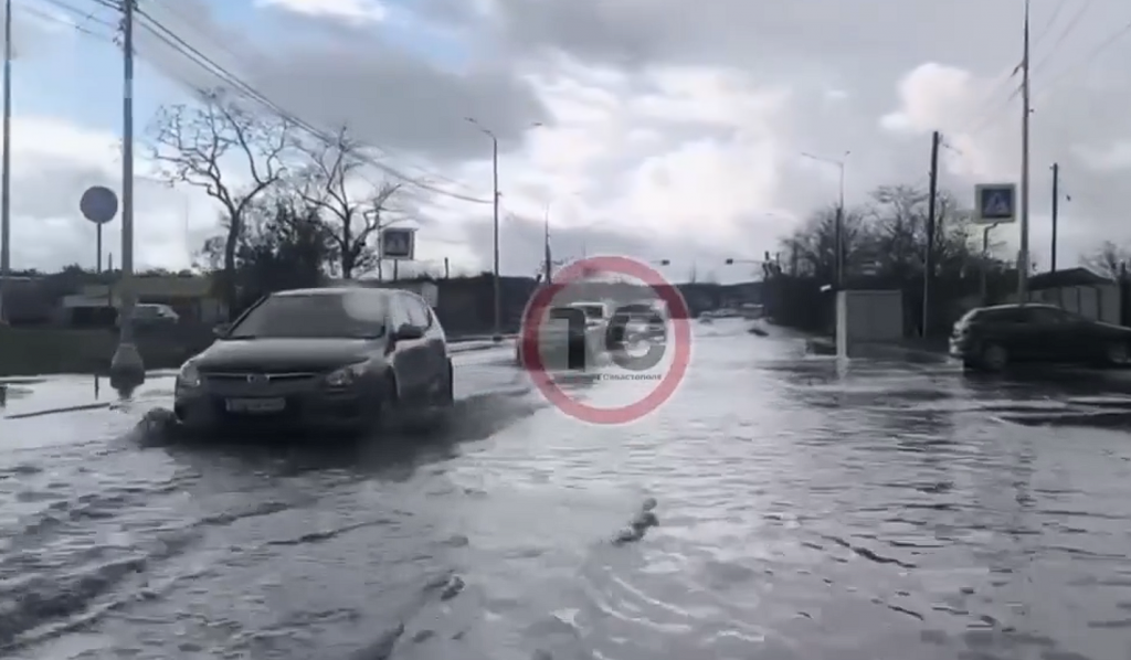 «После дождичка в четверг»: в Севастополе снова «плывет» и «тонет» многократно отремонтированная улица Горпищенко