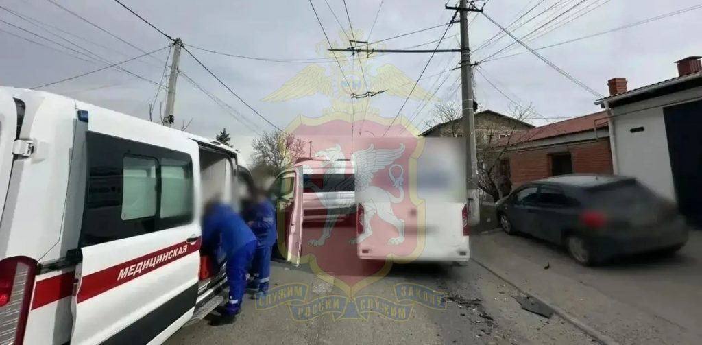 В Симферополе маршрутка влетела в стоящий автомобиль, пострадали три пассажира