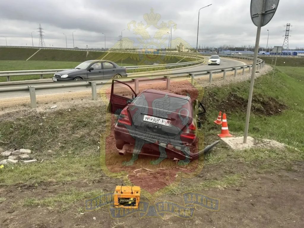 Под Симферополем в ДТП погиб пассажир иномарки, водителя спас сотрудник МЧС