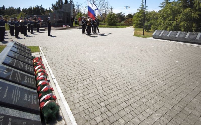 Накануне Дня Победы у Стелы Героев почтили память павших в боях за Родину