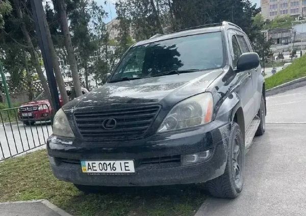 В Севастополе привлекли к ответственности водителя Lexus за парковку на тротуаре