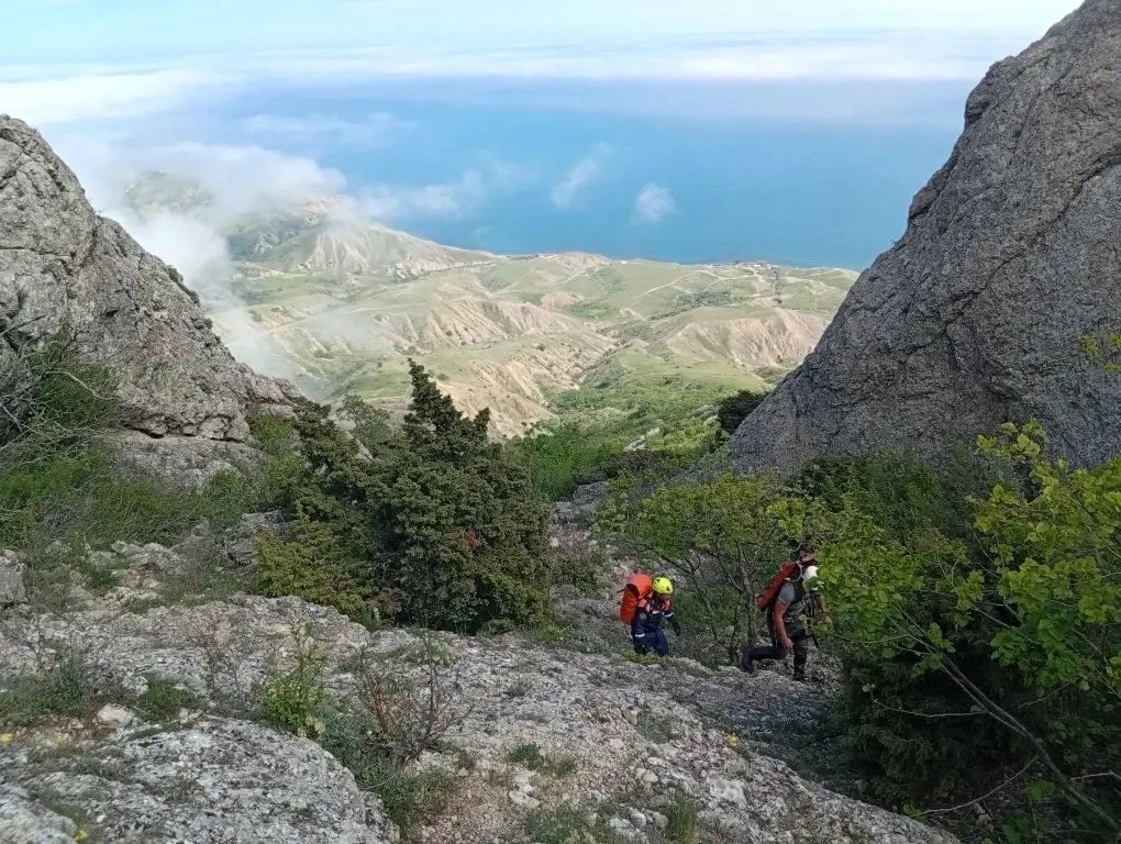 В Крыму спасатели три километра несли по горам женщину, получившую травму