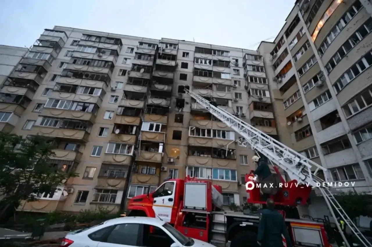 Беспилотник ударил по многоквартирному дому в Белгороде, пострадали девять человек