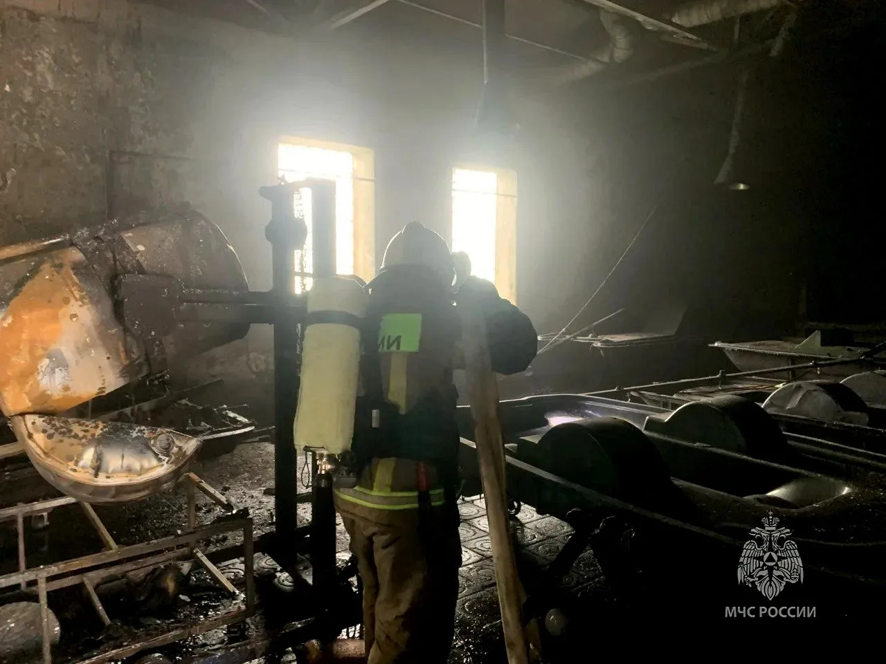 В Крыму сгорел склад по производству катамаранов