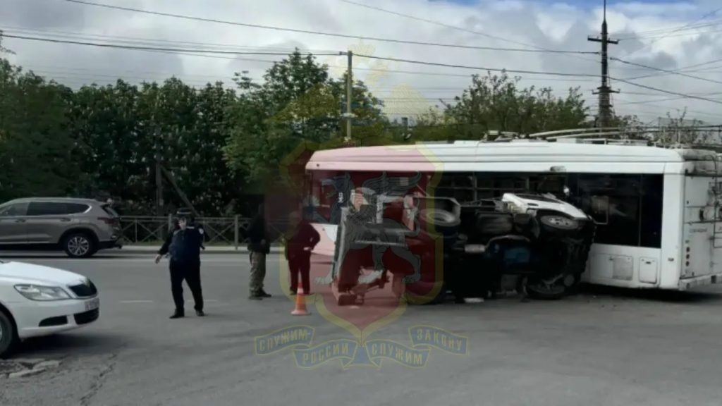 В Симферополе троллейбус выехал на красный и столкнулся с грузовым автомобилем