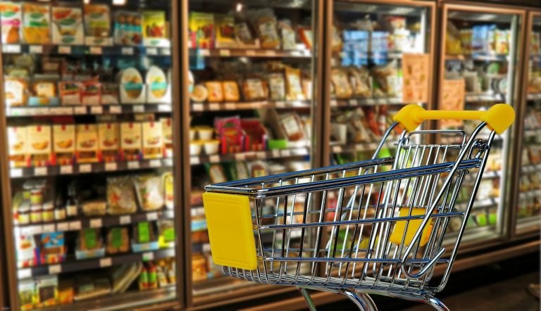 Рост онлайн-продаж продуктов замедлился до минимума за три года