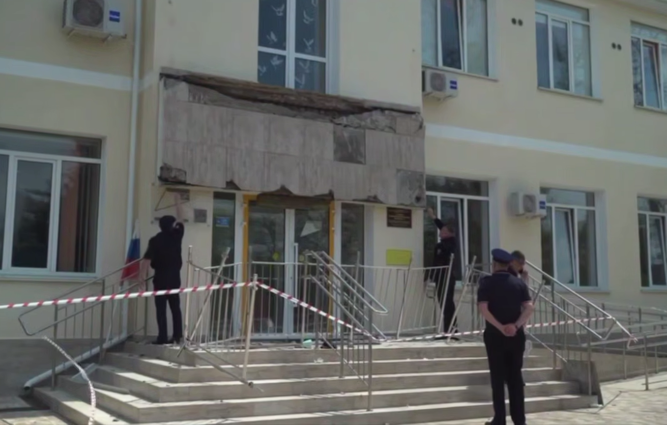 Обрушившийся балкон в школе №13 Севастополя оказался козырьком: новые подробности ЧП