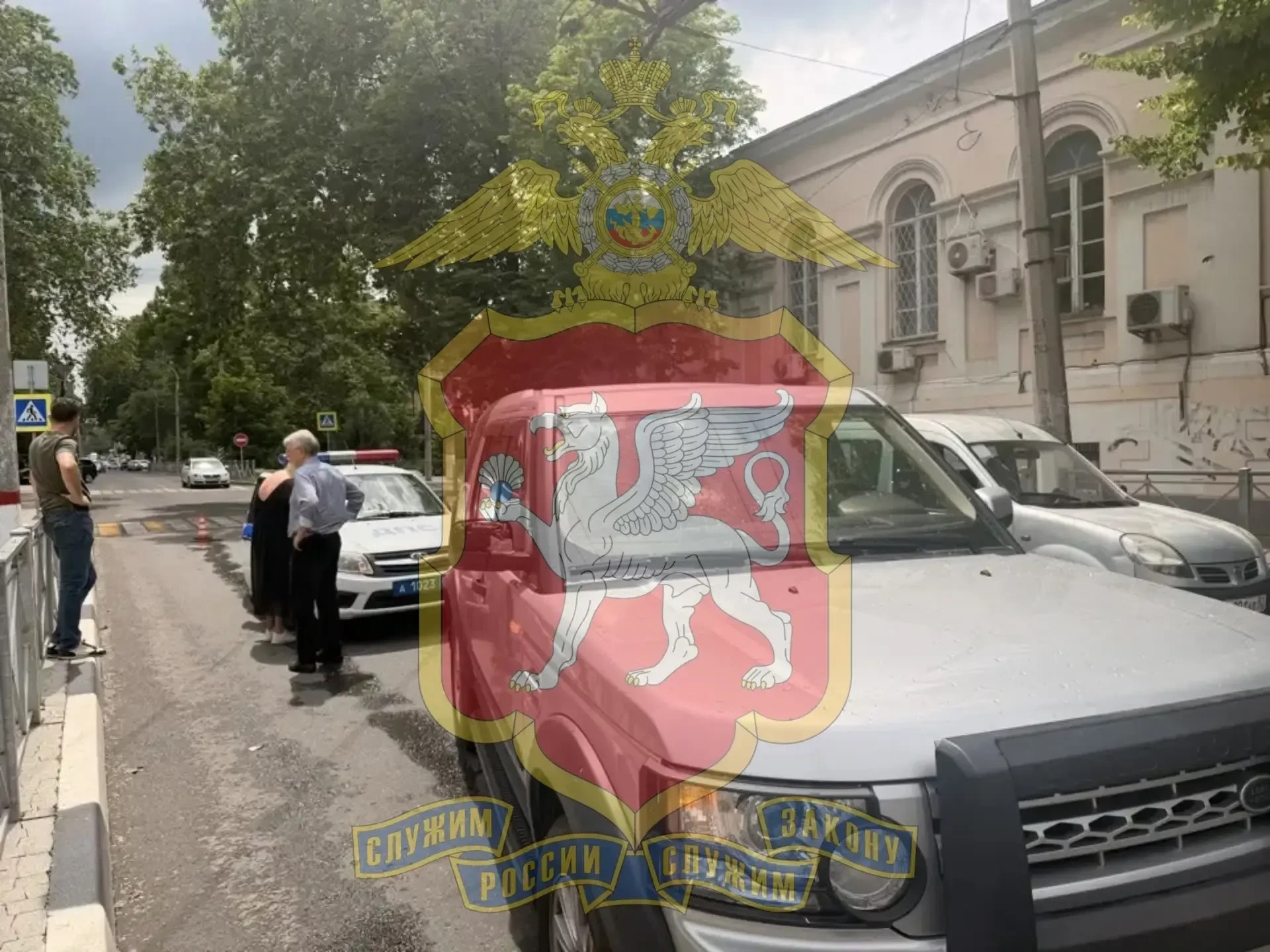 На переходе в центре Симферополя иномарка сбила женщину с ребенком