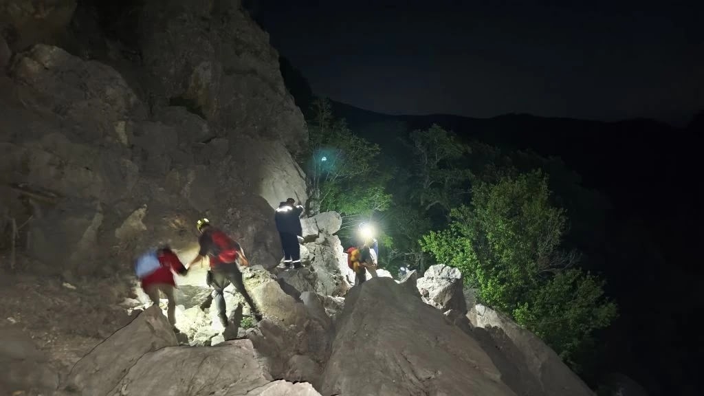 Спасатели доставили в Алупку трёх туристов, заблудившихся ночью у горы Морчека