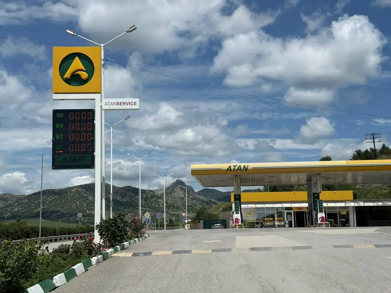 На востоке и западе Крыма можно приобрести топливо в свободной продаже: адреса АЗС